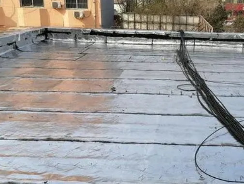 临朐卫生间漏水维修公司分享下临朐屋面楼顶防水刚性防水层施工要点。
